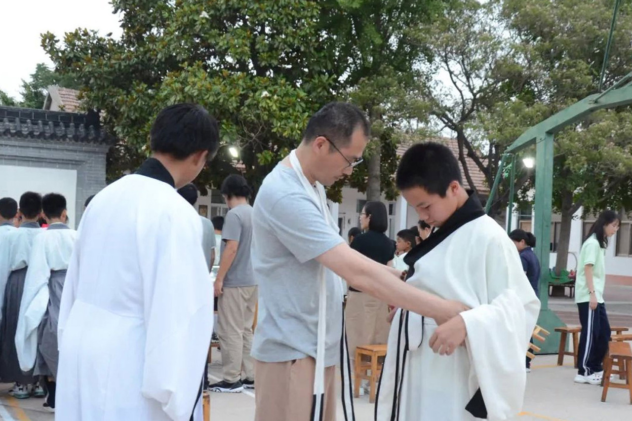 春耕园传统文化教育学校谦谦君子，温润如玉——校园学正关老师