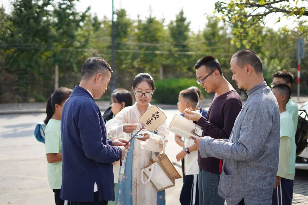 春耕园国学素质教育：不一样的国庆 上街学摆摊啦